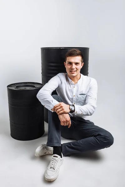 O tipo do estúdio. O tipo de camisa branca. Bonitão. . — Fotografia de Stock