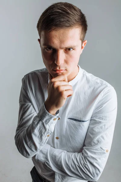 El tipo del estudio. El tipo de la camisa blanca. Chico guapo . — Foto de Stock