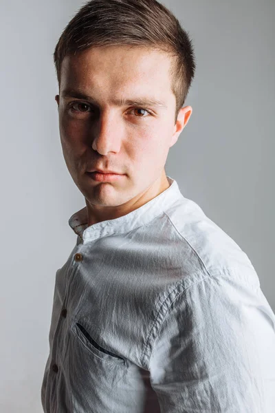 O tipo do estúdio. O tipo de camisa branca. Bonitão. . — Fotografia de Stock