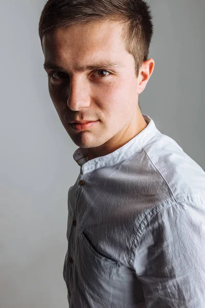 El tipo del estudio. El tipo de la camisa blanca. Chico guapo . — Foto de Stock