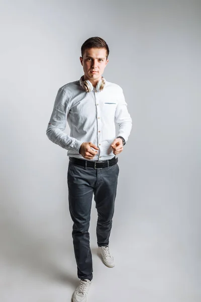 Un tipo con auriculares. El tipo del estudio. El tipo de la camisa blanca. Chico guapo . — Foto de Stock