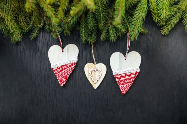 Güzel kalpler. Ahşap arka plan. Siyah arka plan. Güzel köknar