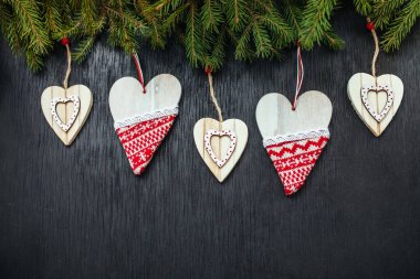 Güzel kalpler. Ahşap arka plan. Siyah arka plan. Güzel köknar