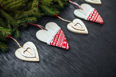 Güzel kalpler. Ahşap arka plan. Siyah arka plan. Güzel köknar