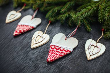 Güzel kalpler. Ahşap arka plan. Siyah arka plan. Güzel köknar