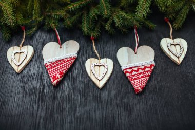 Güzel kalpler. Ahşap arka plan. Siyah arka plan. Güzel köknar