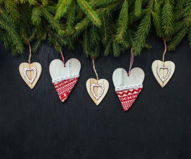 Güzel kalpler. Ahşap arka plan. Siyah arka plan. Güzel köknar