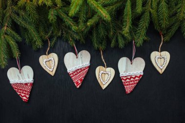 Güzel kalpler. Ahşap arka plan. Siyah arka plan. Güzel köknar