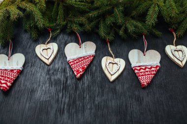 Güzel kalpler. Ahşap arka plan. Siyah arka plan. Güzel köknar