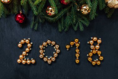 Kırmızı bir arka plan üzerinde kar taneleri. Noel oyuncak sürücü.