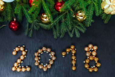 Taze köknar dalı ile Noel oyuncaklar. Metin eklemek için arka plan güzel. En baştan görüntüleyin. Noel tasarım ahşap arka plan. Yeni yıl için rakamlar 2018, şekillendirme mermerler.