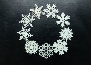 Siyah bir zemin üzerine kar taneleri. Noel oyuncak sürücü.