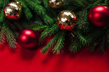 Noel arka plan. Altın ve kırmızı topları. Oyuncaklar.