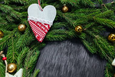 Noel arka plan. Siyah arka plan. Gerçek ağaç. Metin için arka plan. Noel oyuncaklar