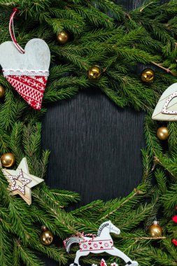 Noel arka plan. Siyah arka plan. Gerçek ağaç. Metin için arka plan. Noel oyuncaklar