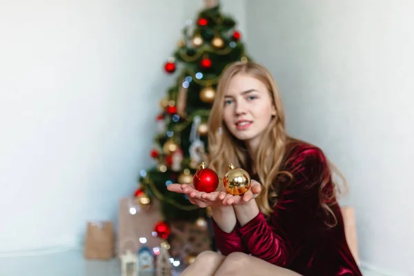 Retrato Uma Rapariga Uma Rapariga Sorrir Menina Celebra Natal — Fotografia de Stock