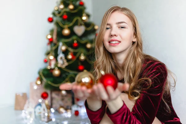 Retrato Uma Rapariga Uma Rapariga Sorrir Menina Celebra Natal — Fotografia de Stock