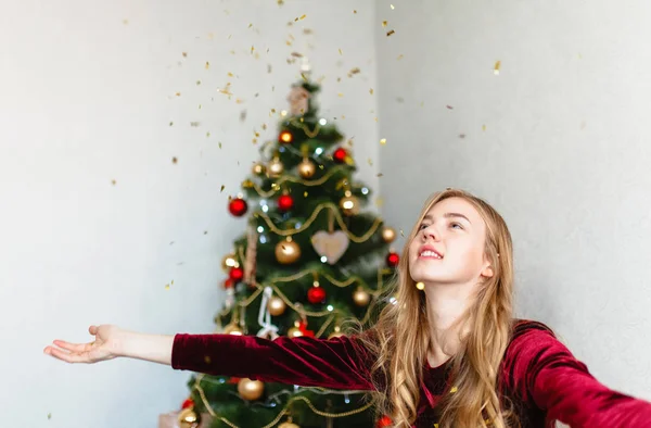 Retrato Uma Rapariga Uma Rapariga Sorrir Menina Celebra Natal — Fotografia de Stock