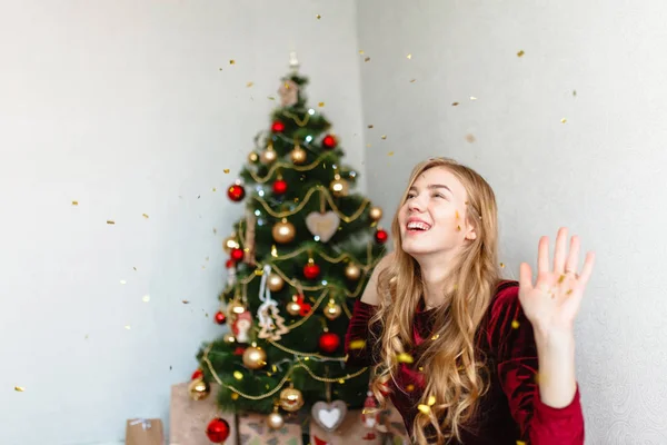 Retrato Uma Rapariga Uma Rapariga Sorrir Menina Celebra Natal — Fotografia de Stock
