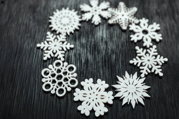 Snowflakes on a black background. Christmas toy drive. — Stock Photo, Image