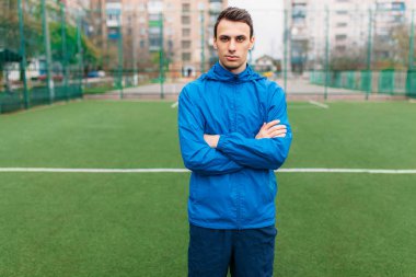 Genç bir adam giriyor spor, portre, spor giyim yakışıklı adam. Adam inşaat içinde açık, taze soluduğumuz hava.