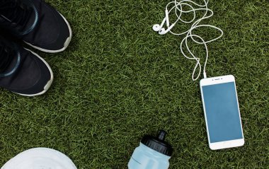 Spor erkek ya da kız, çalıştırmak için seven ayarlayın. Telefonu, kulaklık, Ayakkabı, su şişesi ve cips çalıştırmak için. Metin için izole yer