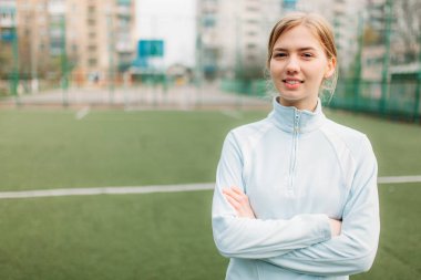 Genç bir kız için spor, portre, spor giyim yakışıklı kız gider. Kız inşaat içinde açık, taze soluduğumuz hava.