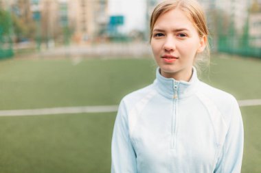 Genç bir kız için spor, portre, spor giyim yakışıklı kız gider. Kız inşaat içinde açık, taze soluduğumuz hava.