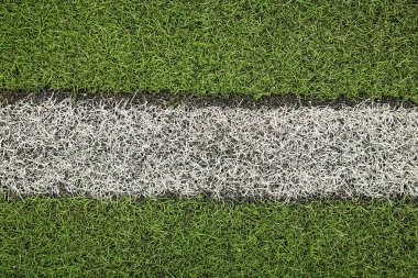Yeşil suni çim futbol sahası. Yeşil futbol alan arka plan üzerinde beyaz çizgi.
