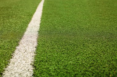 Yeşil suni çim futbol sahası. Yeşil futbol alan arka plan üzerinde beyaz çizgi.