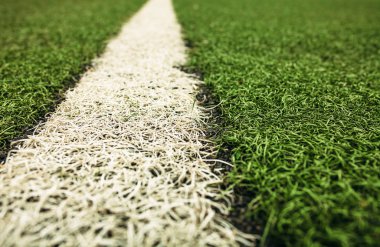 Yeşil suni çim futbol sahası. Yeşil futbol alan arka plan üzerinde beyaz çizgi.