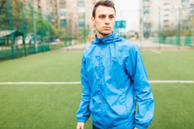 Genç bir adam giriyor spor, portre, spor giyim yakışıklı adam. Adam inşaat içinde açık, taze soluduğumuz hava.