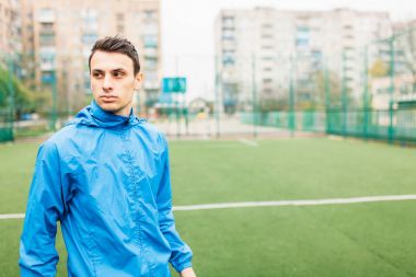 Genç bir adam giriyor spor, portre, spor giyim yakışıklı adam. Adam inşaat içinde açık, taze soluduğumuz hava.