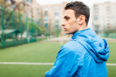 Genç bir adam giriyor spor, portre, spor giyim yakışıklı adam. Adam inşaat içinde açık, taze soluduğumuz hava.