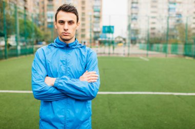 Genç bir adam giriyor spor, portre, spor giyim yakışıklı adam. Adam inşaat içinde açık, taze soluduğumuz hava.