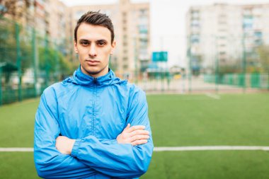 Genç bir adam giriyor spor, portre, spor giyim yakışıklı adam. Adam inşaat içinde açık, taze soluduğumuz hava.