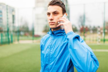 Bir egzersiz sırasında Evet. Genç bir adam spor çalış, futbol sahasında çalışır. Adam inşaat içinde açık, taze soluduğumuz hava.