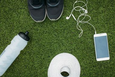 Spor erkek ya da kız, çalıştırmak için seven ayarlayın. Telefonu, kulaklık, Ayakkabı, su şişesi ve cips çalıştırmak için. Metin için izole yer