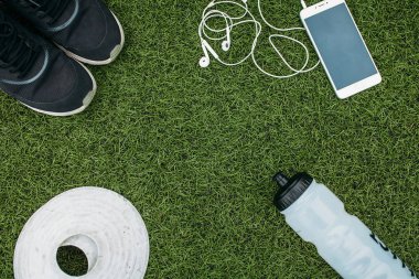 Spor erkek ya da kız, çalıştırmak için seven ayarlayın. Telefonu, kulaklık, Ayakkabı, su şişesi ve cips çalıştırmak için. Metin için izole yer