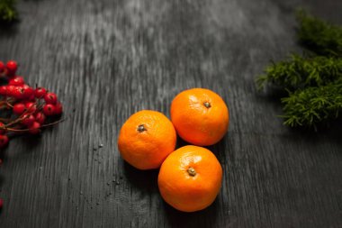 Yosun ve kül ve mandalina kenarlarında siyah ahşap zemin. Doku