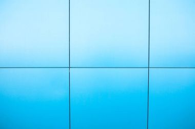 Mavi arka plan, iş içeren satırları duvarlarda kurma.