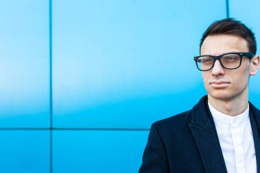 Metin, yüksek kaliteli fotoğraflar için izole yer ile mavi bir arka plan üzerinde neşeli bir gülümseyen çocuk portresi