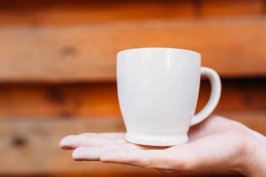 el kız, beyaz arka plan üzerinde izole kupa, holding