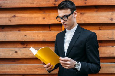 Ahşap arka plan üzerinde izole kitap okuma çocuk. Kitap, izole arka plan metni yapıştırmak