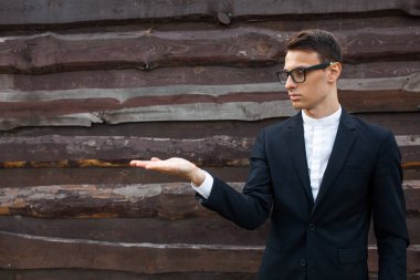 ahşap duvara poz yakışıklı genç 