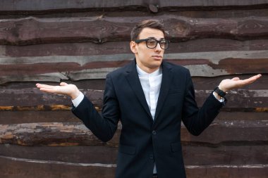 ahşap duvara poz yakışıklı genç 