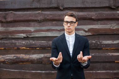 ahşap duvara poz yakışıklı genç 