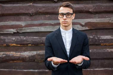 ahşap duvara poz yakışıklı genç 