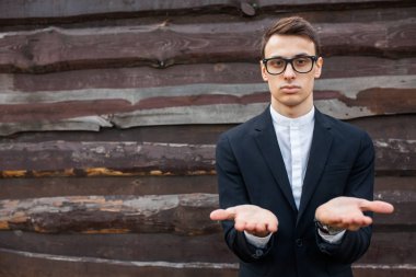 ahşap duvara poz yakışıklı genç 