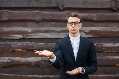 ahşap duvara poz yakışıklı genç 